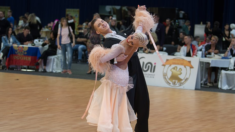 Latvijas jauniešu pāris uzreiz aiz fināla Eiropas čempionātā 10 dejās