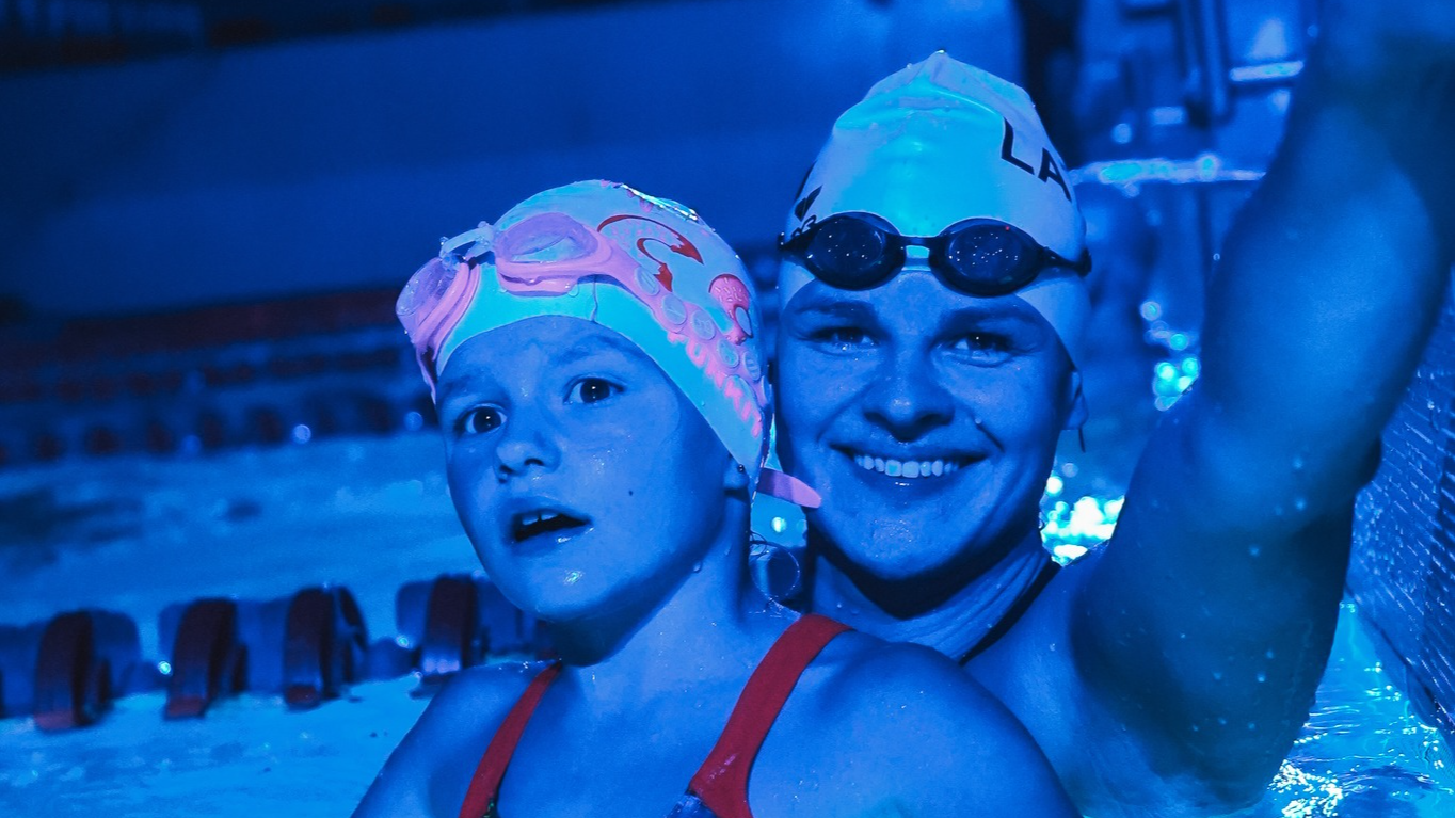 VII Nakts peldējumā Rīgā pulcējas peldēšanas draugi