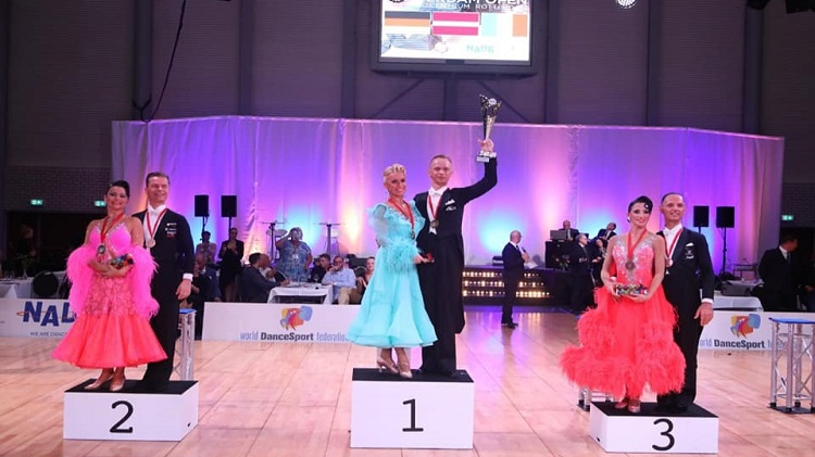 Latvijas pāris uzvar pasaules čempionātā senioriem Standartdejās 