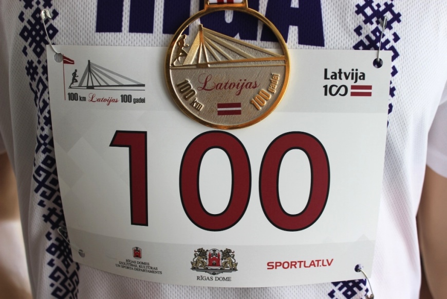 Karogam plīvojot, tika atklāts skriešanas seriāls “100 km Latvijas simtgadei”