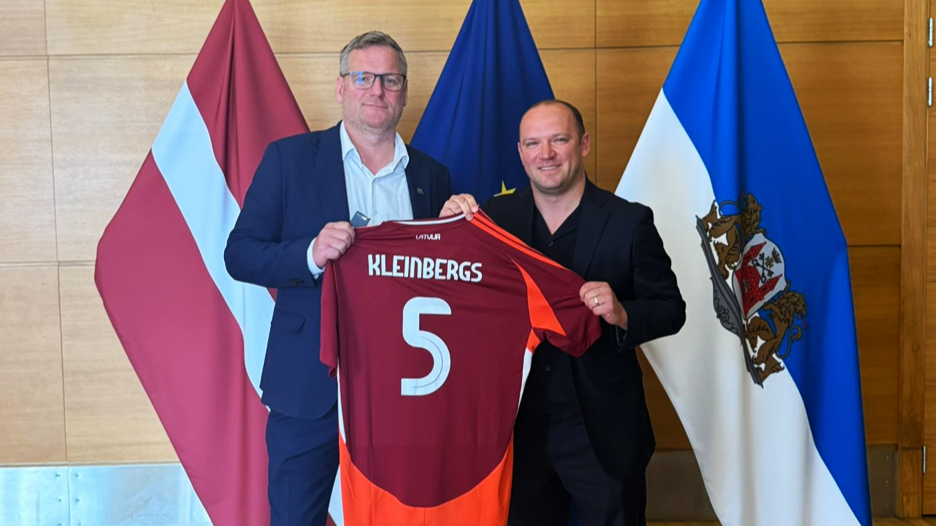 Rīgas mērs Viesturs Kleinbergs un Latvijas Futbola federācija pārrunājuši futbola infrastruktūras attīstību galvaspilsētā