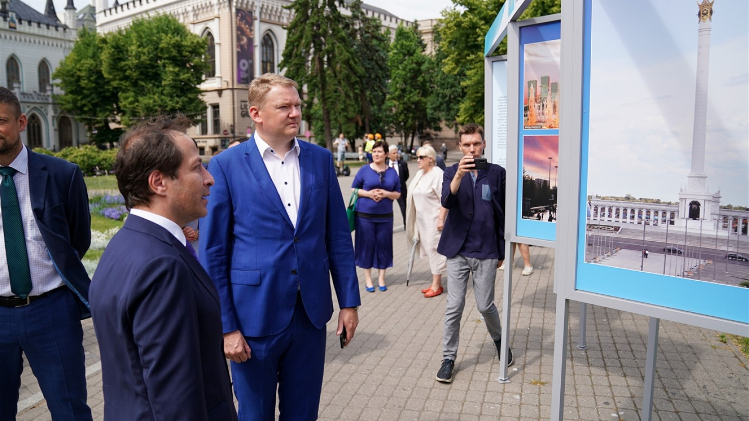 Līvu laukumā atklāta fotoizstāde par Kazahstānas galvaspilsētu Nursultanu