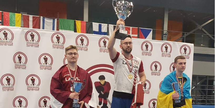 Goda pjedestāls ar diviem Latvijas sportistiem