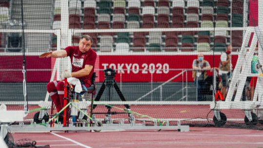 Aigars Apinis pēc konkurenta rezultāta anulēšanas tiek pie bronzas medaļas Tokijas paralimpiskajās spēlēs