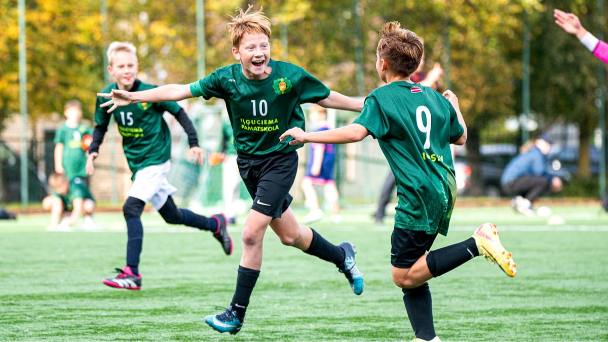 Ar Iļģuciema pamatskolas uzvaru 4.-5. klašu grupā, sākušies Rīgas Skolu futbola fināli