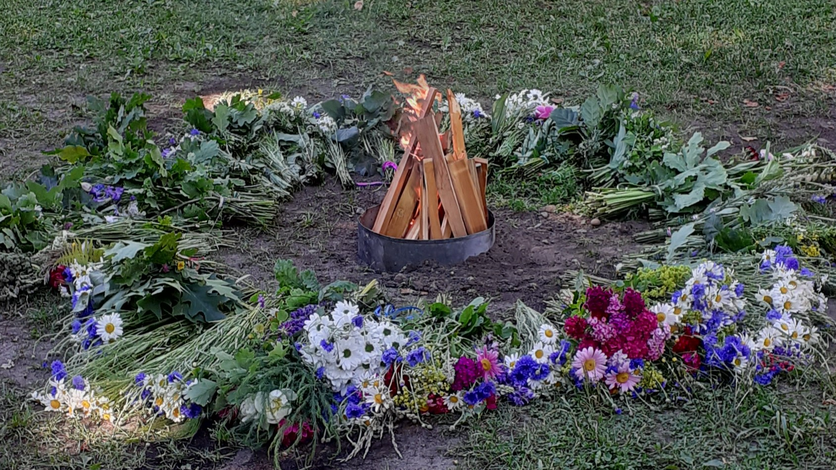 Iepazīstam Vasaras saulgriežu ielīgošanas tradīcijas