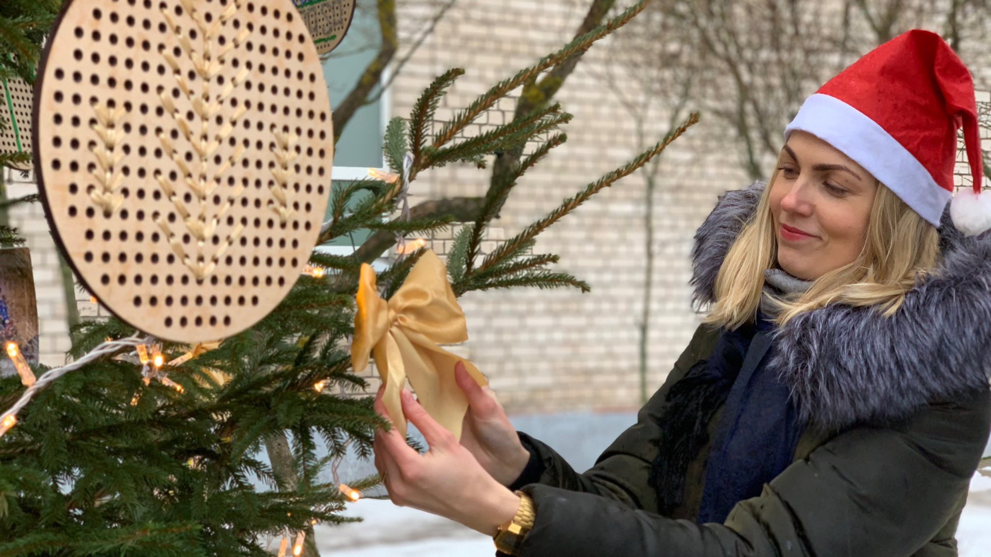 NVO nama pagalmā iemirdzējusies kopīgi izrotāta Ziemassvētku eglīte