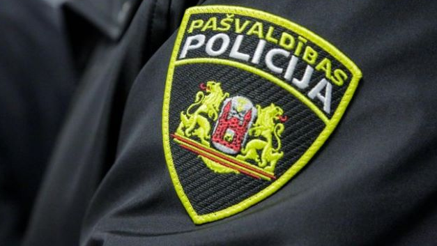 Rīgas pašvaldības policija regulē iedzīvotāju plūsmas intensitāti izgaismotajā Biķernieku meža takā un Anniņmuižas parkā