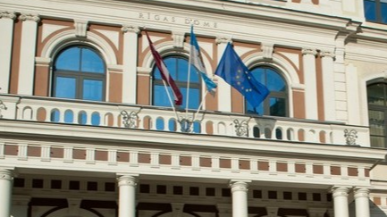 Rīgas dome lūdz ievērot sociālo distancēšanos un pēc iespējas palikt mājās