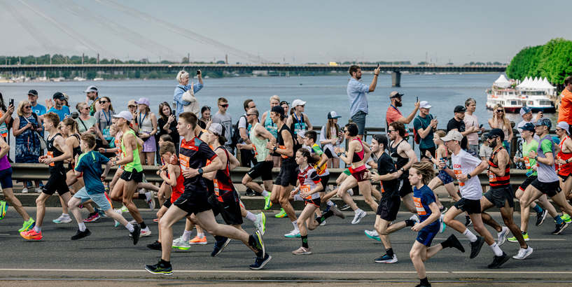 Rimi Rīgas maratona skrējēji 11. novembra krastmalā
