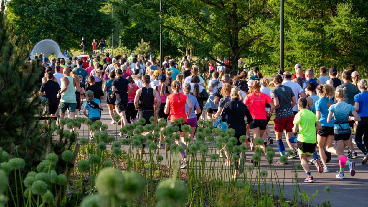 Ar rekordskaitu dalībnieku un vairākiem jaunumiem Uzvaras parkā sākusies “Izskrien Rīgu” jaunā sezona