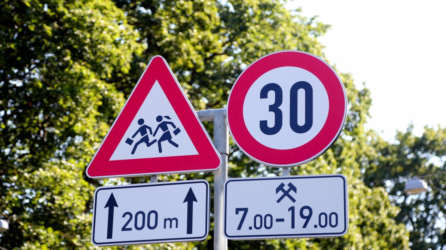 Rīgas pašvaldība aicina pievērst pastiprinātu uzmanību bērnu drošībai galvaspilsētas ielās