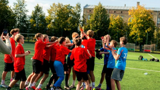 Pagājušo nedēļu noskaidrojās Rīgas starpskolu futbola finālisti 6. un 7. klasēm