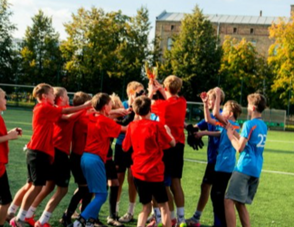 Pagājušo nedēļu noskaidrojās Rīgas starpskolu futbola finālisti 6. un 7. klasēm
