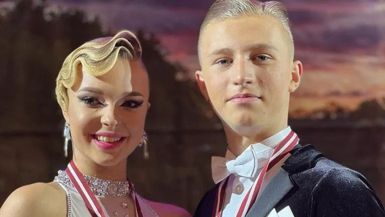 Rīgas sporta deju pāris otro reizi izcīna zelta medaļu pasaules čempionātā junioriem 