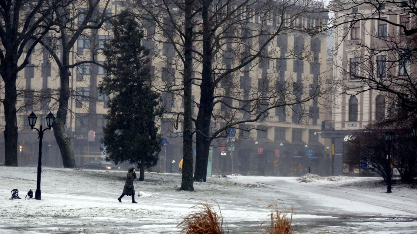 Pašvaldība aicina iedzīvotājus būt piesardzīgiem vētras laikā; RPP pastāvīgi kontrolē ūdens līmeni Daugavā