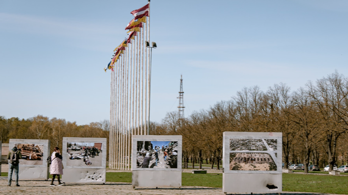 Pārvietota fotogrāfiju izstāde “Slava Ukrainai! Varoņiem slava!”
