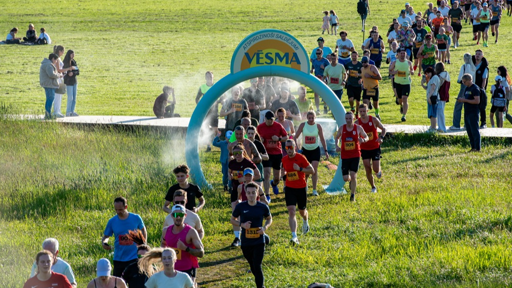 “Izskrien Rīgu” 2. posmā Dreiliņu kalnā titulētu sportistu uzvaras un skaisti skati
