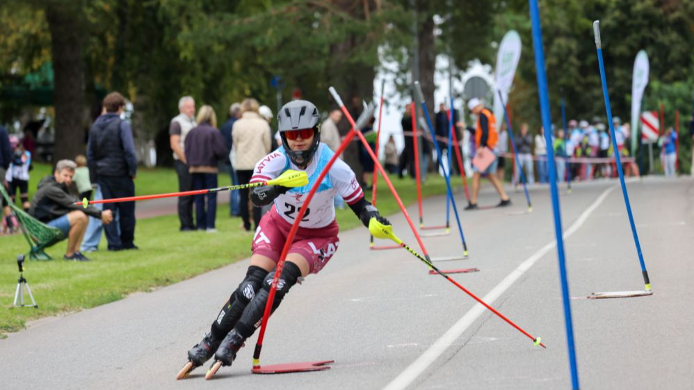 Eiropas čempione no Rīgas Allena triumfē arī Latvijas čempionāta finālā skrituļslalomā