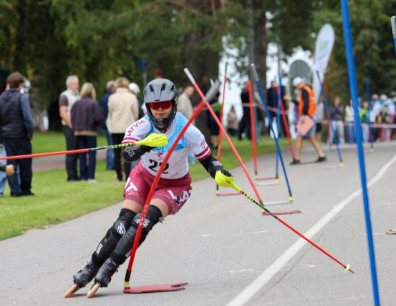 Eiropas čempione no Rīgas Allena triumfē arī Latvijas čempionāta finālā skrituļslalomā