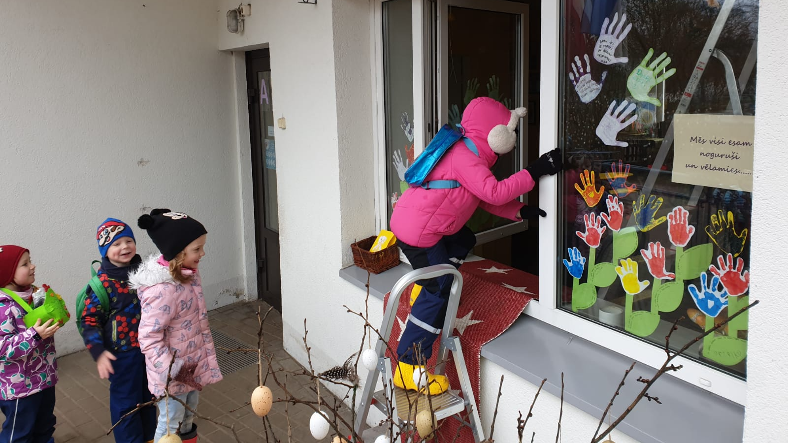 1. aprīļa joki un jautrība bērnudārza pagalmā