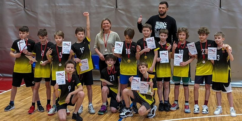 Rīgas V. Zāļīša sākumskolas zēnu komanda ar pirmās vietas medaļām un diplomiem