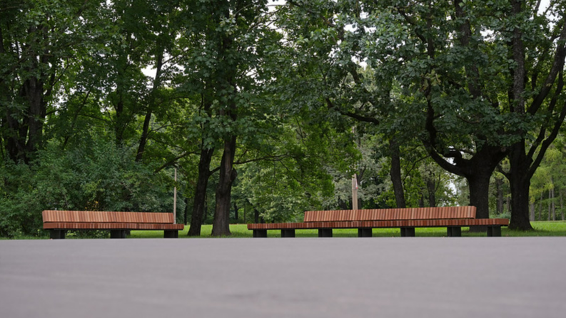 Uzvaras parkā atjaunoti celiņi un izvietoti soliņi