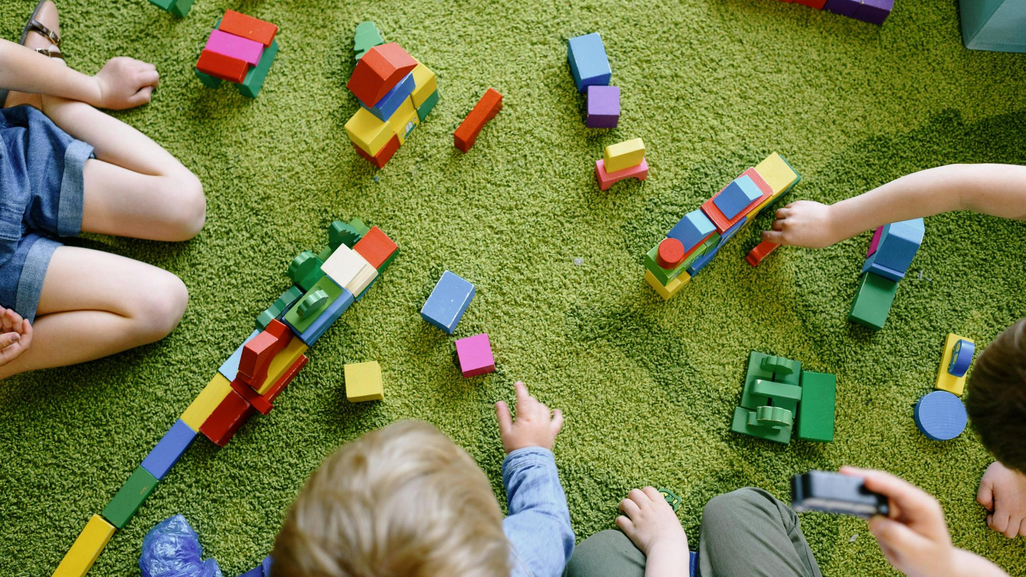 Rīgas pašvaldība aicina vecākus pieteikt bērnus bezmaksas pirmsskolas izglītības programmai privātajos bērnudārzos