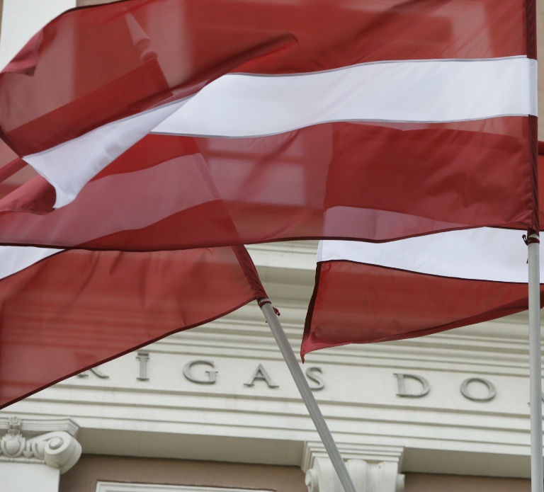 Pacels karogus Dziesmu un Deju svētku gājiena dienā