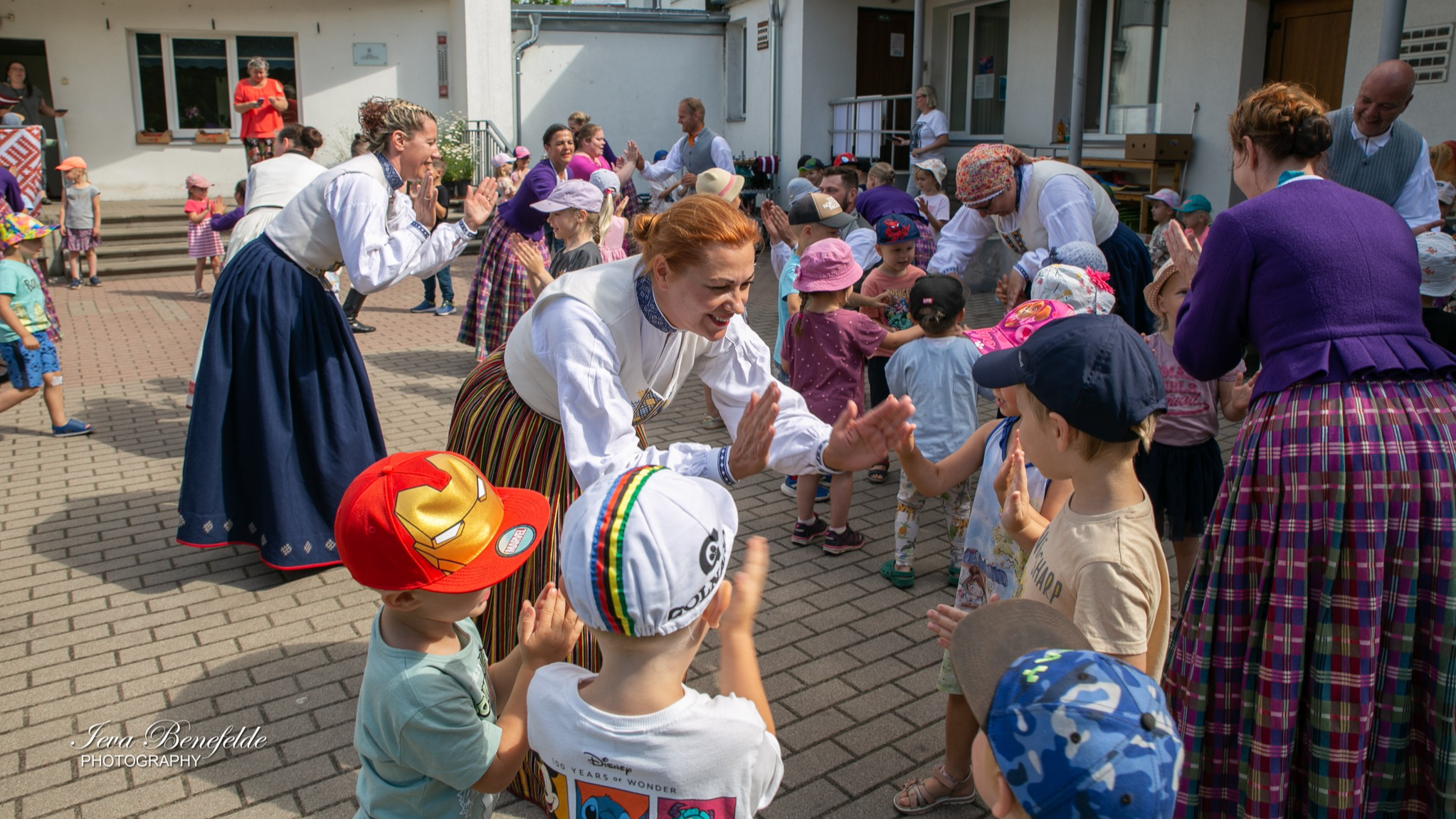 Dziesmu un deju svētki Rīgas 49. pirmsskolas izglītības iestādes pagalmā