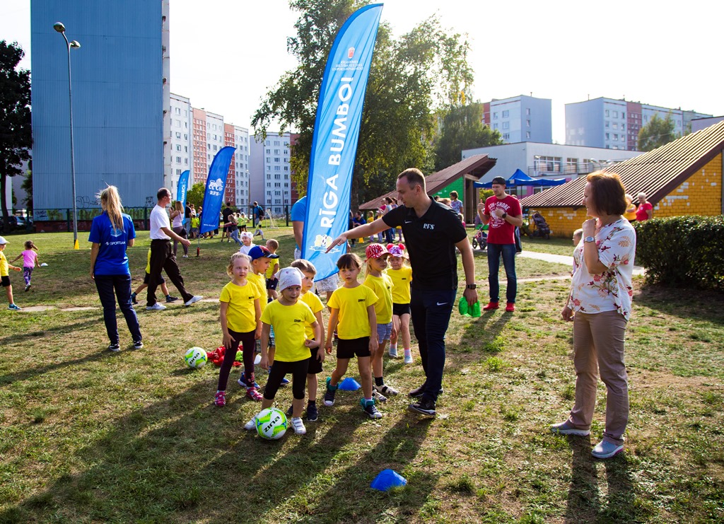 Rīgas Futbola skola ar futbolu iepazīstina Rīgas 254. bērnudārza audzēkņus