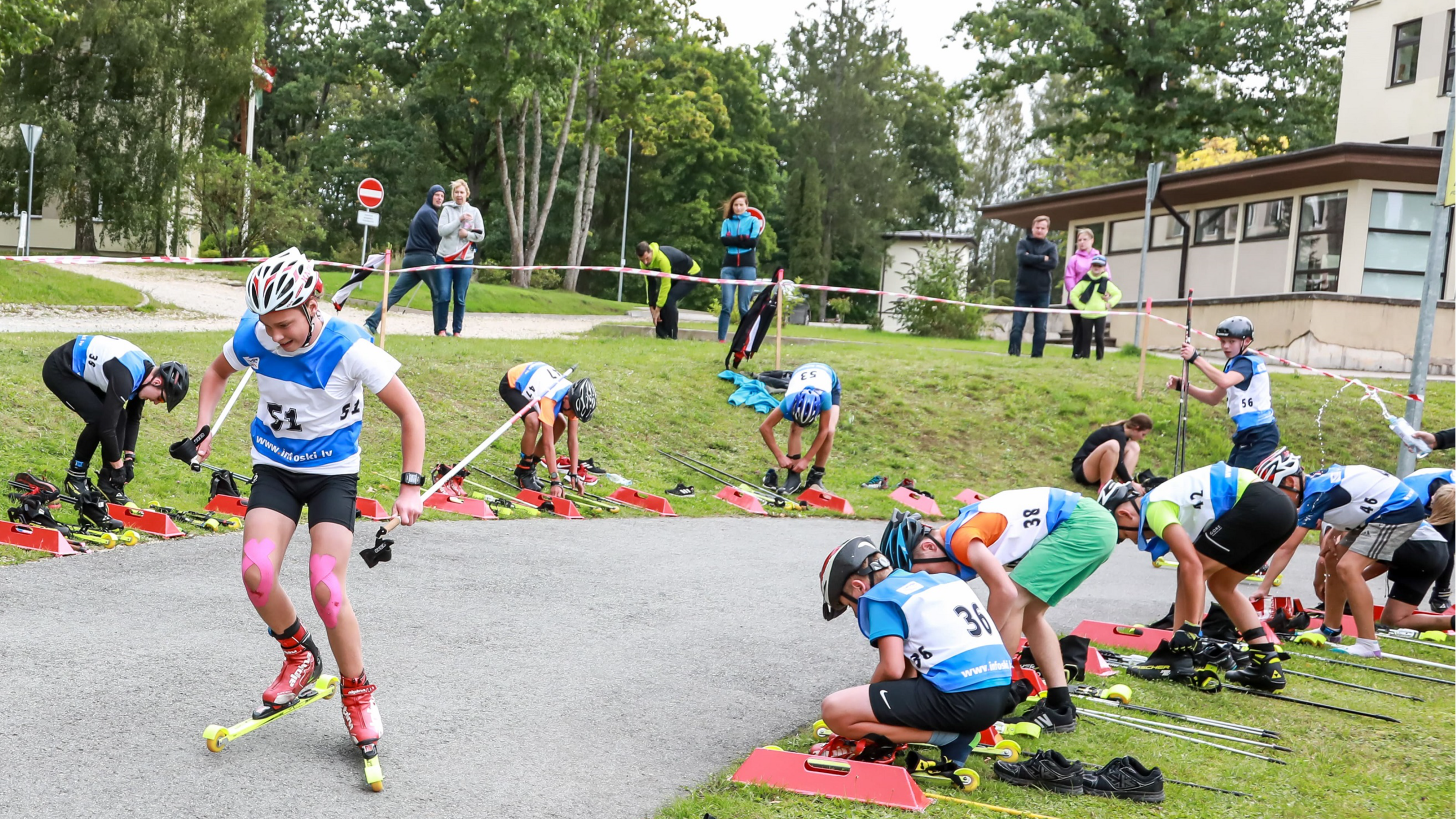 Ar neierastām disciplīnām noslēdzies Latvijas čempionāts rollerslēpošanā