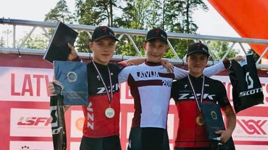 Rīdzinieki no “ZZK” komandas dominē junioriem Latvijas čempionātā MTB krosā