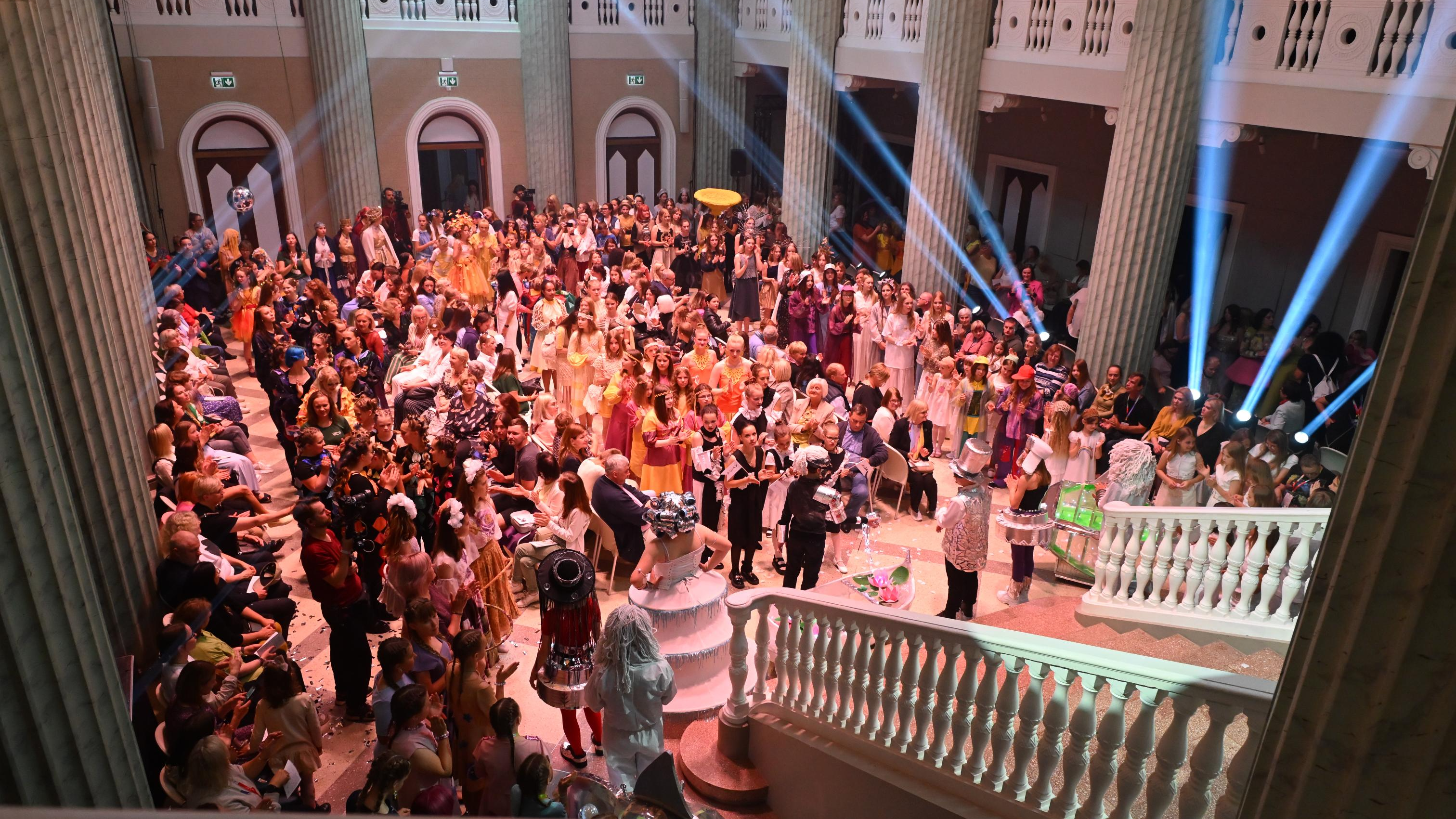 Rīgas bērnu un jauniešu darinātās tērpu kolekcijas uzmirdz XIII Latvijas Skolu jaunatnes dziesmu un deju svētku Tērpu parādē “StaroJums”