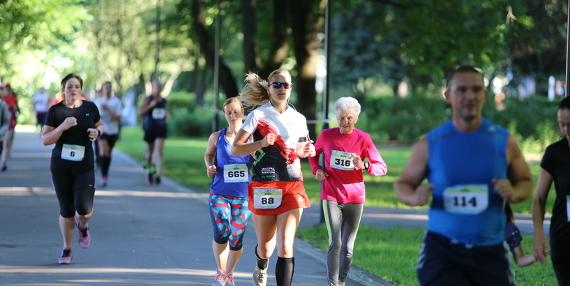 Skriešanas seriāla “Izskrien Rīgu 2018” piektais posms norisināsies Pļavnieku parkā
