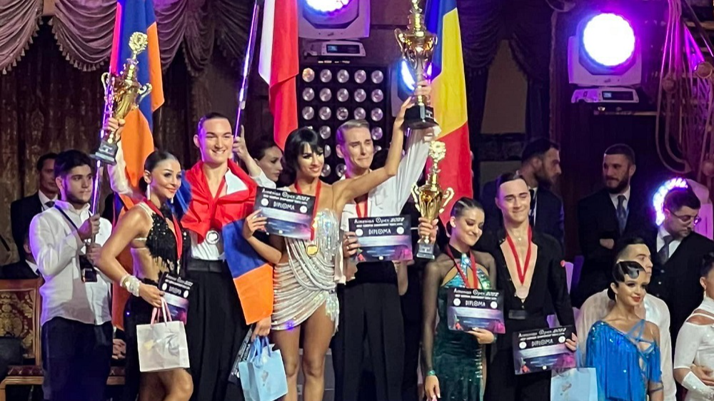 Latvijas jauniešu pāris tieši aiz fināla pasaules čempionātā Latīņamerikas dejās