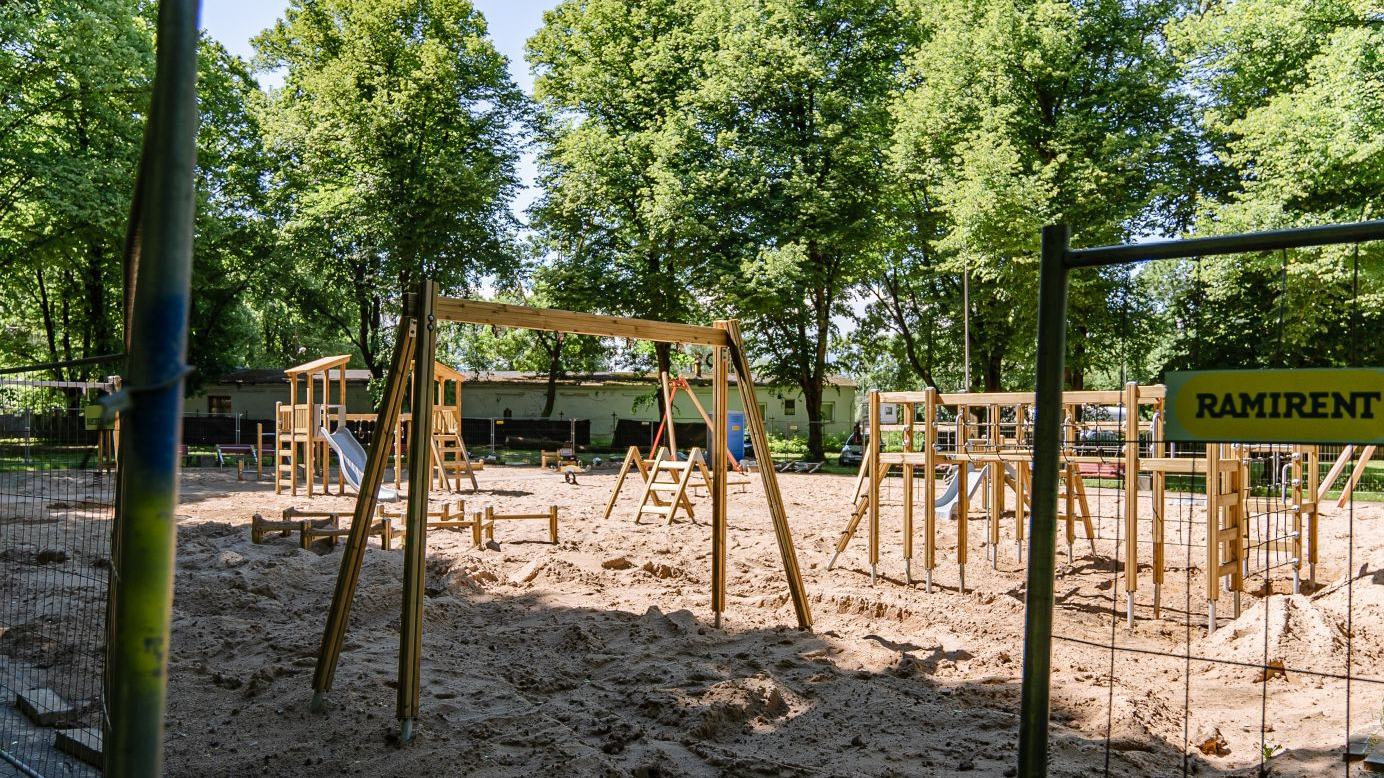Latgales parkā top jauns bērnu rotaļu un vingrošanas laukums
