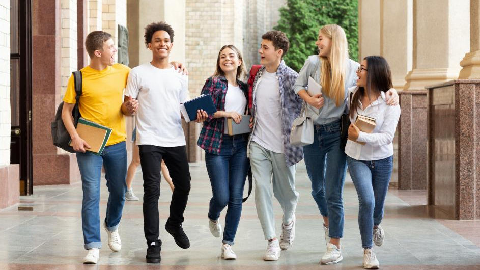 Rīgas reģiona jaunieši un pedagogi aicināti piedalīties pasākumos “Solis pretī”