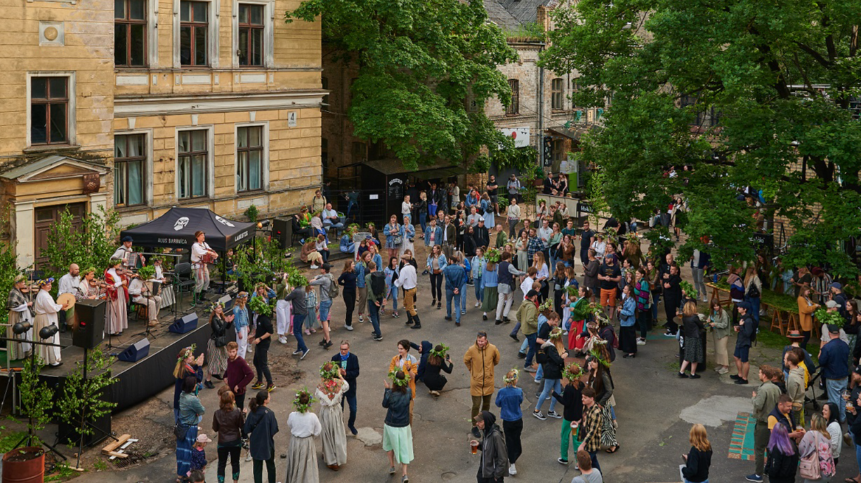 Ielīgošana Aristida pagalmā