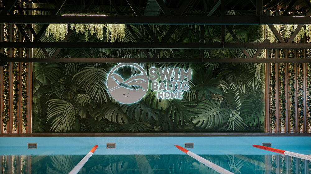 Olimpietis Nakoņečnijs ar ģimeni Rīgā atklājuši jaunu un modernu peldēšanas apmācību centru “SWIM Baltic”