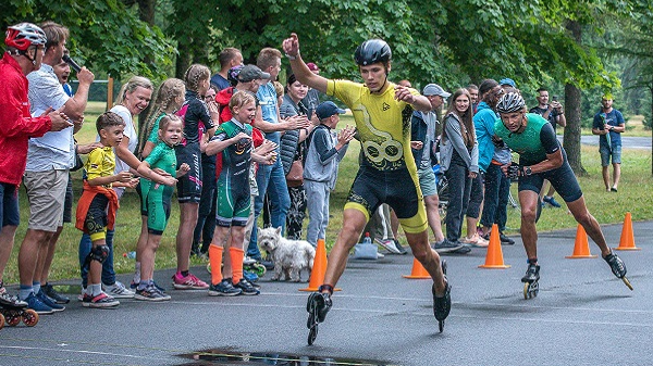 Stiprā lietū aizvadītas Rīgas atklātās meistarsacīkstes un jaunatnes čempionāts skrituļslidošanā