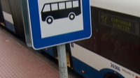Rīgā slēgs vairākus sabiedriskā transporta maršrutus un samazinās kustības biežumu
