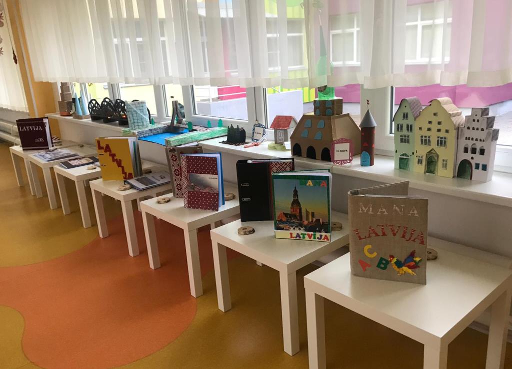 Rīgas 256. pirmsskolas izglītības iestādes rudens paiet Latvijas simtgades zīmē