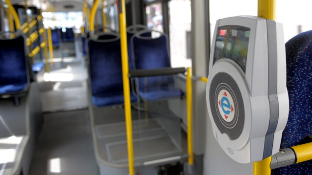 Rīgas sabiedriskajā transportā daļēji atjauno atlaides pensionāriem un  vairākām citām iedzīvotāju grupām