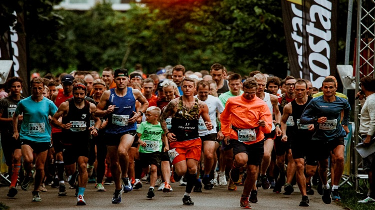 Ar vairākkārtējo Latvijas čempionu uzvarām noslēdzies “Izskrien Rīgu” skriešanas seriāls 