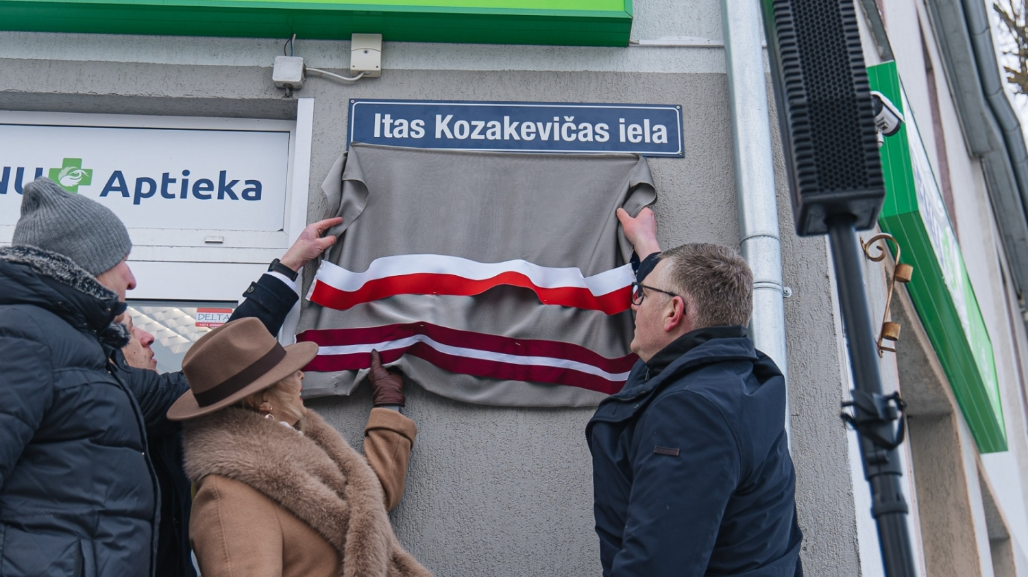 Rīgas domes priekšsēdētājs Vilnis Ķirsis atklāj piemiņas plāksni Atmodas laika personībai Itai Kozakēvičai