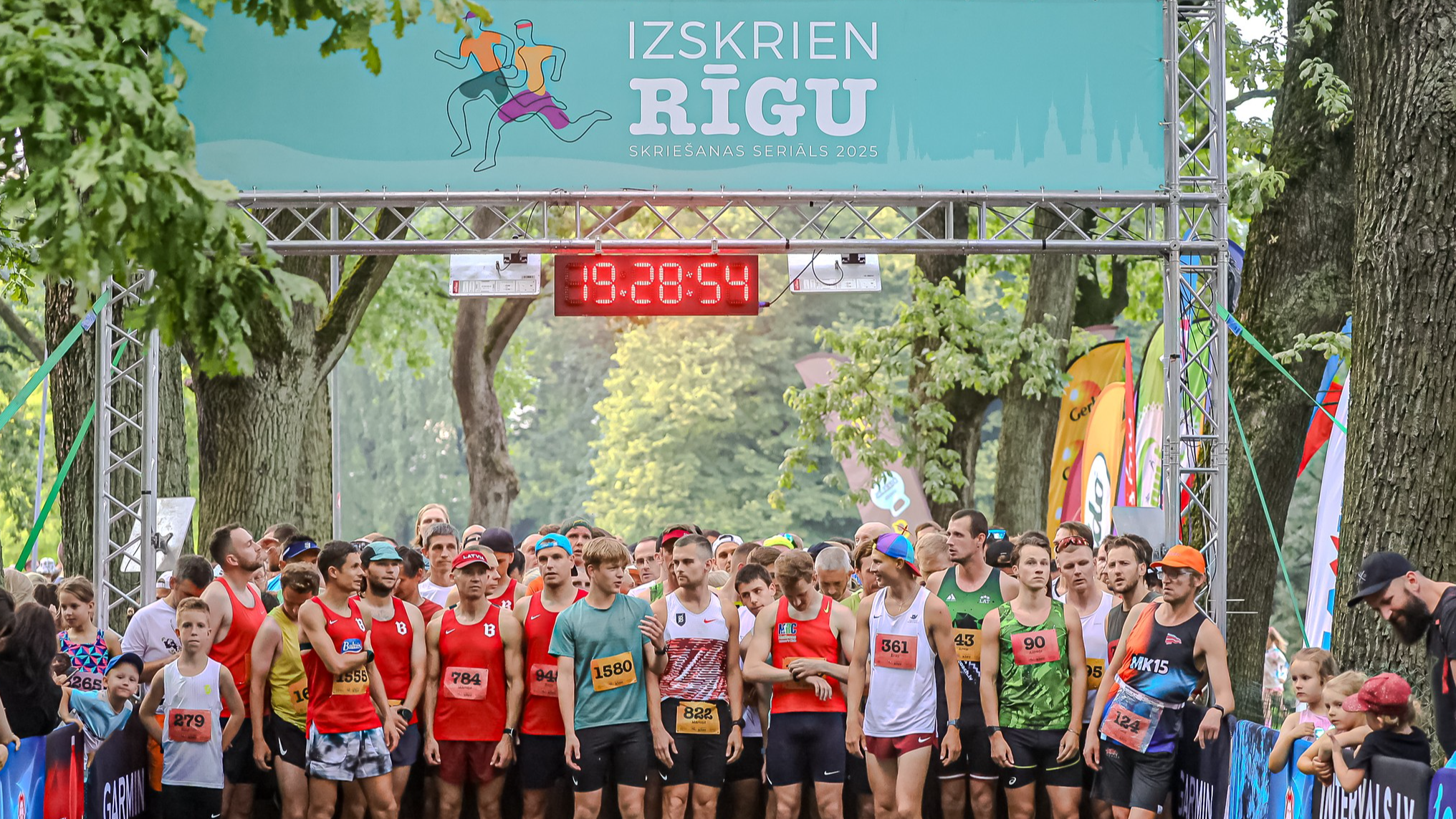 “Izskrien Rīgu” Kronvalda parkā vairāk nekā 1300 dalībnieku