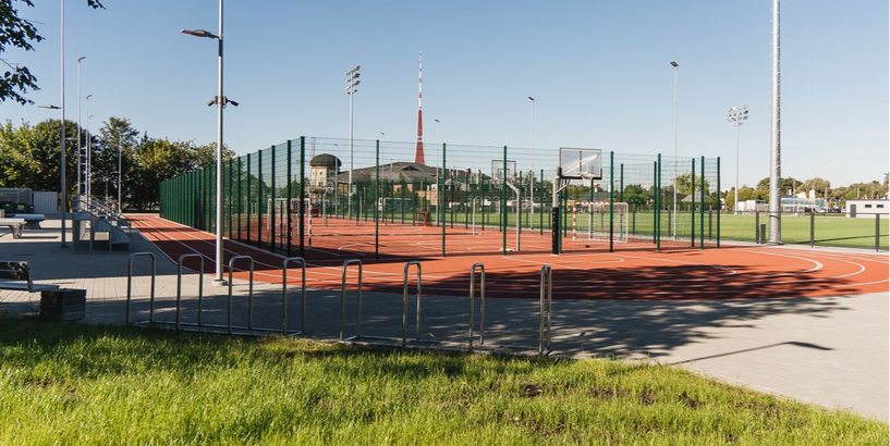 Rīgā uzbūvēts jauns daudzfunkcionāls sporta laukums