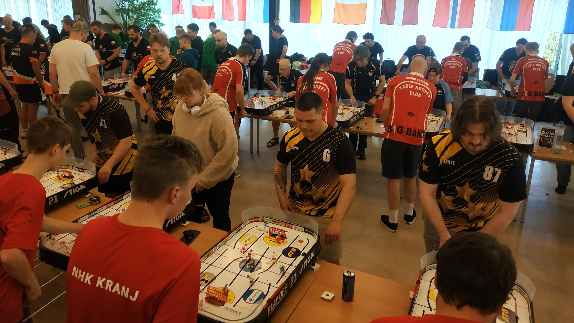 Rīgas godu čempionātā galda hokejā pārstāvēja Bērnu un jauniešu centra "Laimīte" komanda melni dzeltenā formā