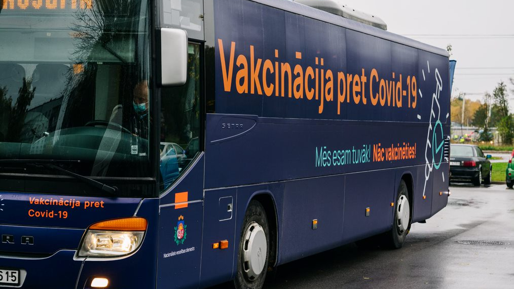 Rīgas apkaimēs arī šonedēļ iespējams vakcinēties īpašos “vakcīnbusos”